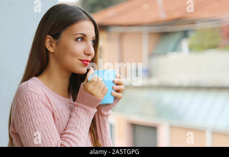 Portrait von schönen Mädchen genießen Sie heißen Getränk in der Morgen, beim Frühstück im Freien. Stockfoto