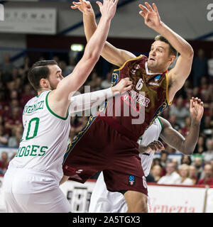 Venezia, Italien. 22 Okt, 2019. Michael bramos (umana reyer Venezia) contrastato von Hugo invernizzi (Limoges csp) Während, Basketball EuroCup Meisterschaft in Venedig, Italien, 22. Oktober 2019 - LPS/Alfio Guarise Credit: Alfio Guarise/LPS/ZUMA Draht/Alamy leben Nachrichten Stockfoto