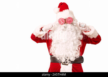 Santa Claus bedeckte Gesicht Lutscher in der Hand halten Stockfoto