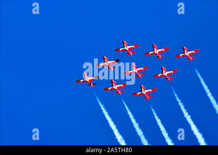 Die Kanadische Streitkräfte 431 Luft Demonstration squadron in Formation fliegen an einem Air Show im Jahr 2019 in den Hafen von Nanaimo auf Vancouver Island British Col Stockfoto