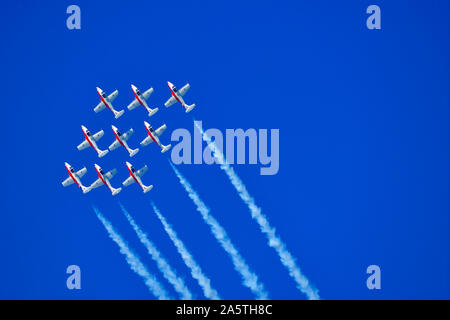 Die Kanadische Streitkräfte 431 Luft Demonstration squadron in Formation fliegen an einem Air Show im Jahr 2019 in den Hafen von Nanaimo auf Vancouver Island British Col Stockfoto