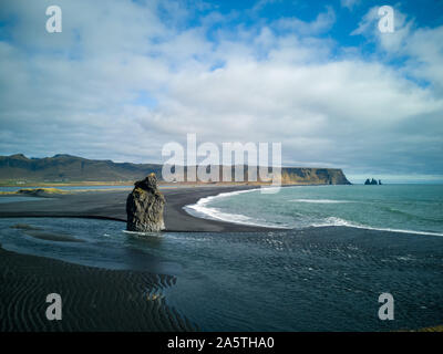 Schwarzer Strand auf Island mit Blick auf das Meer Stockfoto