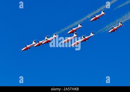 Die Kanadische Streitkräfte 431 Luft Demonstration squadron in Formation fliegen an einem Air Show im Jahr 2019 in den Hafen von Nanaimo auf Vancouver Island British Col Stockfoto