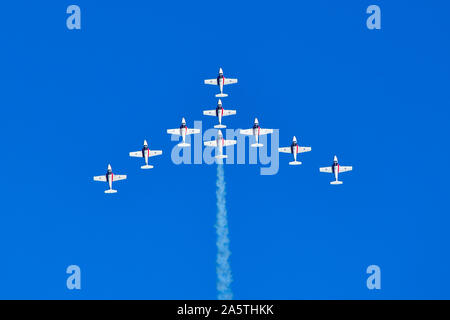 Die Kanadische Streitkräfte 431 Luft Demonstration squadron in Formation fliegen an einem Air Show im Jahr 2019 in den Hafen von Nanaimo auf Vancouver Island British Col Stockfoto