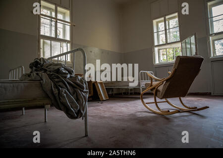 Eine alte Klinik mit armen Patienten Bedingungen. Vernachlässigte Hygiene, Feldbedingungen. psychiatrische Klinik Stockfoto