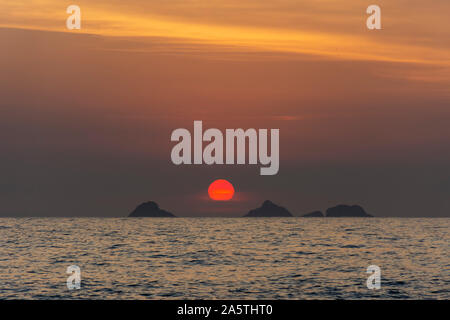 Sonnenuntergang am Atlantik Horizont zwischen den Inseln von Ipanema Beach in Rio de Janeiro, Brasilien gesehen Stockfoto