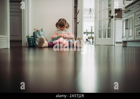 Junge Mädchen knopfverschluss Pullover für Schule Stockfoto