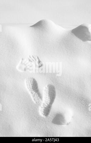 Winterlandschaft mit Schnee Banken. Hand- und Fußabdrücke im Schnee. Stockfoto