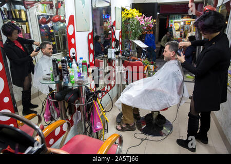 Ein Mann erhält einen Haarschnitt in einem vietnamesischen Barbershop in Hanoi, Vietnam. Stockfoto