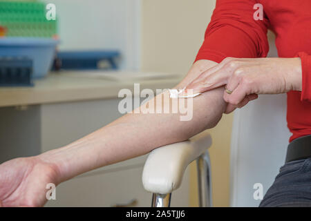 Frau im Krankenhaus für die Blutentnahme. Blutproben für die Krankheit im Labor. Gesundheit und Schönheit Stockfoto