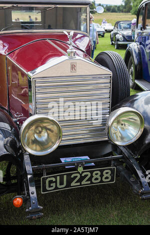 Hier ist eine frontale Aspekt eines 1928 Rolls-Royce 20 hp Ärzte Coupé von Carlton, hier in Shrewsbury, England gesehen. Stockfoto