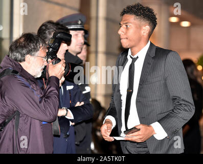 Sinobo Stadium, Prag. 22 Okt, 2019. Fußball-Spieler des FC Barcelona JUNIOR FIRPO kommt zu dem Hotel vor der Fußball Champions League Gruppe F 3. Runde Slavia Praha vs FC Barcelona Stadion Sinobo, Prag, Tschechische Republik, 22. Oktober 2019. Credit: Roman Vondrous/CTK Photo/Alamy leben Nachrichten Stockfoto