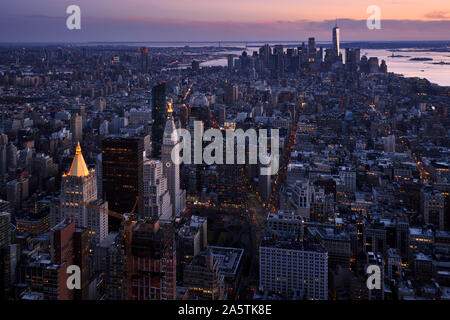 New York City Blick auf die Wolkenkratzer von Manhattan in der Dämmerung. Die Ansicht enthält Lower Manhattan, Midtown, New York Harbor, und Brooklyn Stockfoto