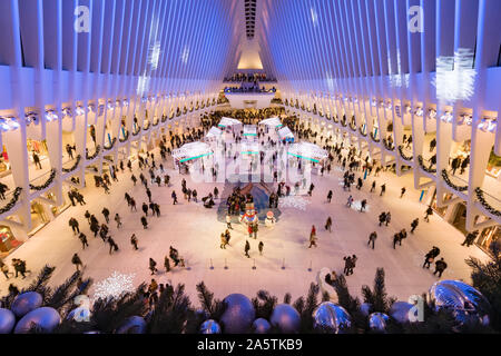 Die Oculus Innenraum mit Weihnachtsschmuck im Winter. Westfield World Trade Center, Manhattan, Financial District, New York City, NY, USA Stockfoto