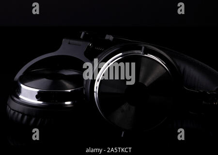 Schwarz Kopfhörer dunkel glänzend fotografiert. Stockfoto