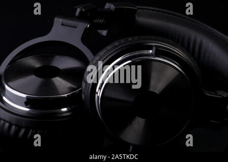 Schwarz Kopfhörer dunkel glänzend fotografiert. Stockfoto