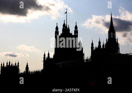 London, Großbritannien. 22 Okt, 2019. Silhouette der Häuser des Parlaments, der auf den Tag der MPs Premierminister Boris Johnson's Einschränkung der Kontrolle der Brexit Bill nur drei Tage in der Bemühung, bis 31. Oktober Frist ablehnen. Quelle: Steve Taylor/SOPA Images/ZUMA Draht/Alamy leben Nachrichten Stockfoto