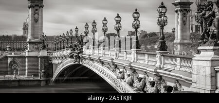 In der Nähe von Pont Alexandre III Brücke mit Kandelabern und Lampe Beiträge in Schwarz & Weiß. Paris, Frankreich, 7. Arrondissement Stockfoto