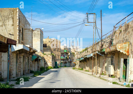 Leere Geschäfte und Gebäude auf Shuhada Street, die für Palästinenser geschlossen ist. Hebron (al-Khalil), West Bank, Palästina. Stockfoto