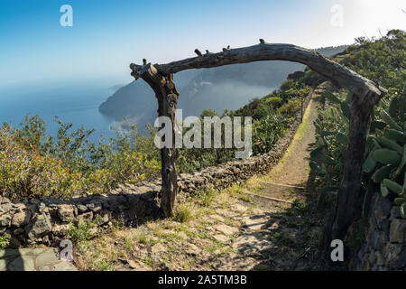 Eine alte Torbogen aus Holz vor dem Beginn einer alten ländlichen Trail. Luftaufnahme von Las Playas. Die wunderbare Landschaft von Mirador de Isora, El Hi Stockfoto