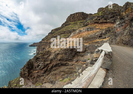 Schmale Landstraße auf der Hochebene von Punta Llana, wo ist die Ermita de Nuestra Señora de Guadalupe auf La Gomera. Fischaugenobjektiv. Wanderweg hinunter Stockfoto