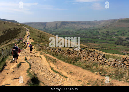 Spaziergänger auf Loosehill ridge, Vale von Alfreton, Derbyshire, Peak District National Park, England Stockfoto