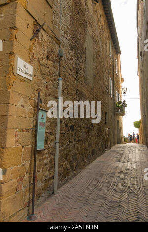 Pienza/Italien 21 2018: die schöne Altstadt von Pienza in der Toskana. Schild mit dem Namen der Liebe Street. Toskana, Italien Stockfoto