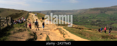 Spaziergänger auf Loosehill ridge, Vale von Alfreton, Derbyshire, Peak District National Park, England Stockfoto