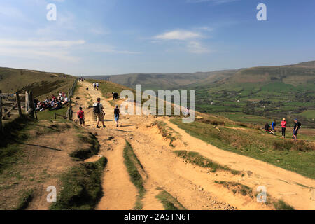 Spaziergänger auf Loosehill ridge, Vale von Alfreton, Derbyshire, Peak District National Park, England Stockfoto