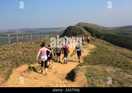 Spaziergänger auf Loosehill ridge, Vale von Alfreton, Derbyshire, Peak District National Park, England Stockfoto