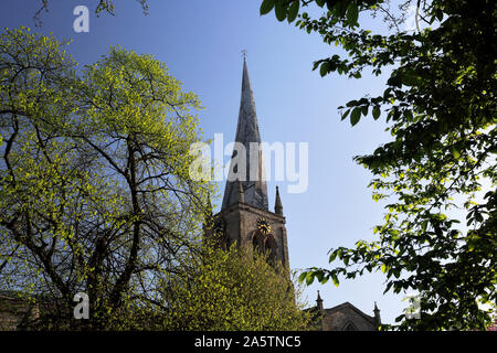 Den Schiefen Turm von St. Maria und alle Heiligen Kirche, Markt von Chesterfield, Derbyshire, England, Großbritannien Stockfoto