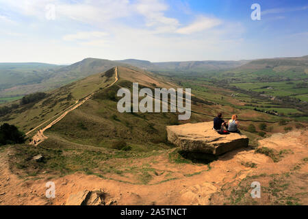 Spaziergänger auf Loosehill ridge, Vale von Alfreton, Derbyshire, Peak District National Park, England Stockfoto