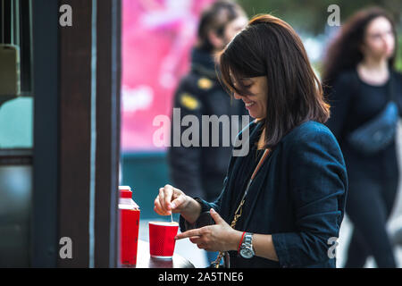 Frau Zucker in rotes Papier Kaffee Tasse Stockfoto
