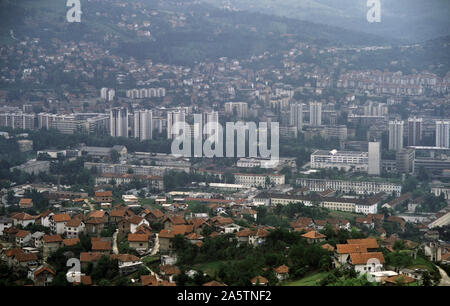 6. Juni 1993 während der Belagerung von Sarajevo: Die Ansicht süd-östlich von Hum Hill, über Sniper Alley, bosnisch-serbische statt Grbavica und den Hügeln von Kovačići. Stockfoto