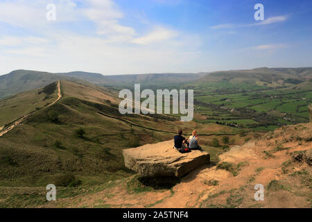 Spaziergänger auf Loosehill ridge, Vale von Alfreton, Derbyshire, Peak District National Park, England Stockfoto