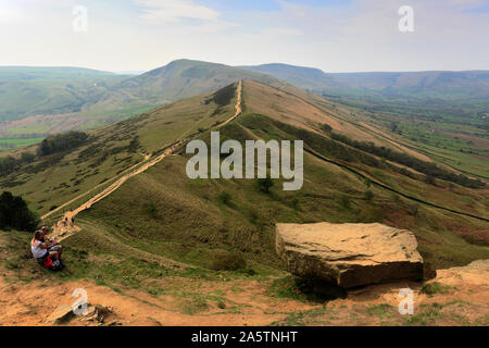 Spaziergänger auf Loosehill ridge, Vale von Alfreton, Derbyshire, Peak District National Park, England Stockfoto