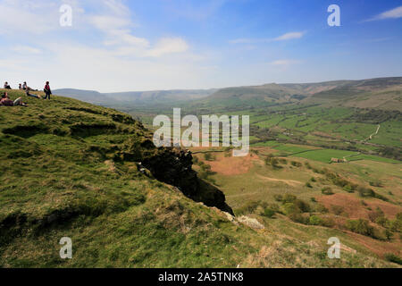 Spaziergänger auf Loosehill ridge, Vale von Alfreton, Derbyshire, Peak District National Park, England Stockfoto