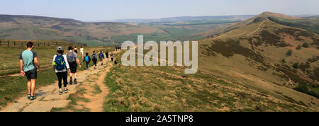 Spaziergänger auf Loosehill ridge, Vale von Alfreton, Derbyshire, Peak District National Park, England Stockfoto