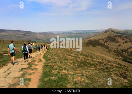 Spaziergänger auf Loosehill ridge, Vale von Alfreton, Derbyshire, Peak District National Park, England Stockfoto