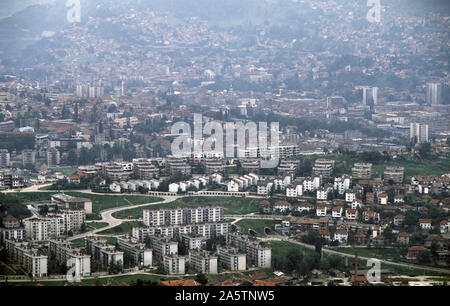 6. Juni 1993 während der Belagerung von Sarajevo: Der Blick von Hum Hill nach Osten-Südosten in Richtung Stadtzentrum. Am unteren Rand des Rahmens befindet sich der Eingang zum Ciglane-Tunnel. Stockfoto