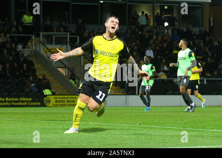 Burton Upon Trent, Großbritannien. 22 Okt, 2019. David Templeton von Burton Albion (11) feiert zählen für Burton während der efl Sky Bet Liga 1 Übereinstimmung zwischen Burton Albion und AFC Wimbledon bei der Pirelli Stadium, Burton upon Trent, England am 23. Oktober 2019. Foto von Mick Haynes. Nur die redaktionelle Nutzung, eine Lizenz für die gewerbliche Nutzung erforderlich. Keine Verwendung in Wetten, Spiele oder einer einzelnen Verein/Liga/player Publikationen. Credit: UK Sport Pics Ltd/Alamy leben Nachrichten Stockfoto