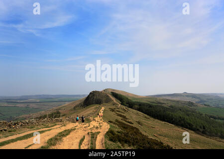 Spaziergänger auf Loosehill ridge, Vale von Alfreton, Derbyshire, Peak District National Park, England Stockfoto