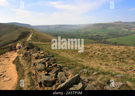 Spaziergänger auf Loosehill ridge, Vale von Alfreton, Derbyshire, Peak District National Park, England Stockfoto