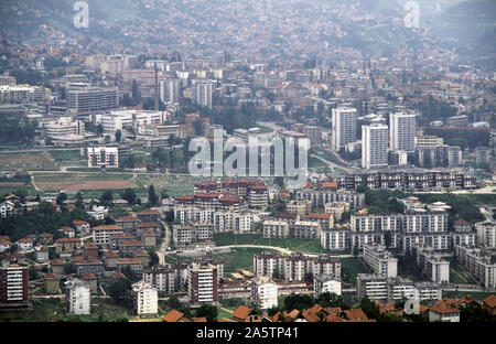 6. Juni 1993 während der Belagerung von Sarajevo: der Blick auf die Stadt im Osten von Hum Hill. Das große, weiße Gebäude auf der linken Seite befinden sich die Universität Sarajewo im klinischen Zentrum, wie die Koševo Krankenhaus bekannt. Stockfoto