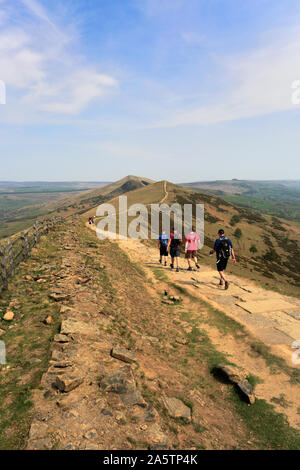 Spaziergänger auf Loosehill ridge, Vale von Alfreton, Derbyshire, Peak District National Park, England Stockfoto