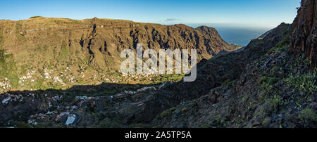 Parken am Aussichtspunkt mit Blick auf die Schlucht Valle Gran Rey-Gitter König Tal. Aussichtspunkt und Restaurant von kanarischen Architekten Stockfoto