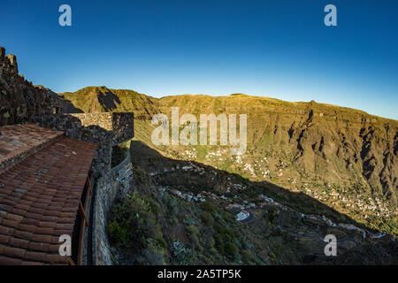 Parken am Aussichtspunkt mit Blick auf die Schlucht Valle Gran Rey-Gitter König Tal. Aussichtspunkt und Restaurant von kanarischen Architekten Stockfoto