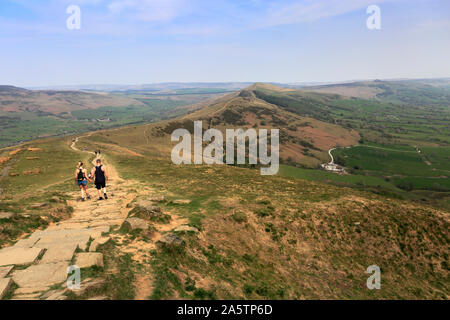 Spaziergänger auf Loosehill ridge, Vale von Alfreton, Derbyshire, Peak District National Park, England Stockfoto