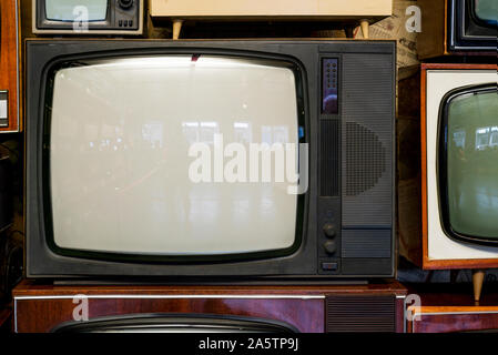 Vintage Fernsehen im Shop eingestellt. Alte Fernseher ist in den elektrischen Speicher platziert. Stockfoto