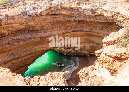 Touristen, Bootstour zu den Höhlen auf Algarve Portugal Stockfoto